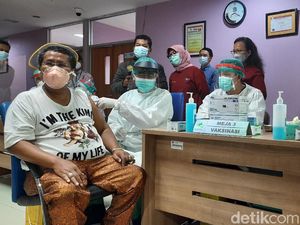 Berkaus Im The King, Hotman Paris Divaksinasi COVID