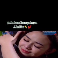 Andin yang dipeluk, emak-emak yang histeris. Pasti sebenarnya iri, berharap dipeluk juga sama mas Al Ikatan Cinta tuh..  Foto: Twitter/@saybi_cindeikia