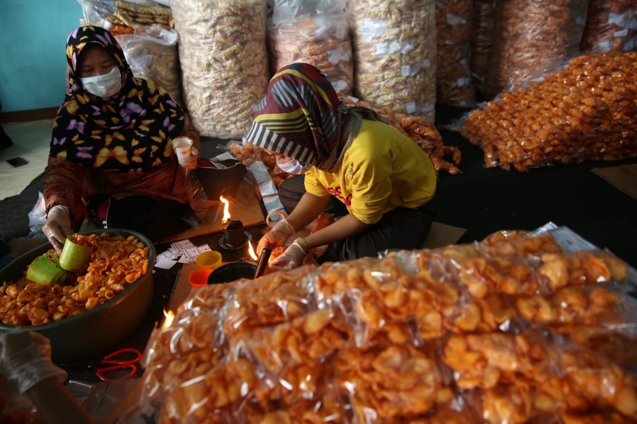Industri pembuatan kerupuk di Kabupaten Bandung.