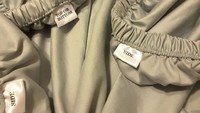 Sprei ini dilengkapi tanda mana posisi di atas bawah dan samping kanan dan kiri. Hal itu merupakan solusi bagi orang yang sering terbalik  ketika memasang sprei di kasur.  