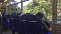 Umumnya orang lebih suka menikmati pemandangan perjalanan ketika menaiki kereta atau bus. Tata letak kursi di kereta ini bisa jadi solusi untuk memenuhi keinginan penumpang.  