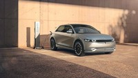 IONIQ 5 tersedia dalam beberapa konfigurasi power electric (PE) untuk menyesuaikan dengan kebutuhan mobilitas setiap pelanggan. Pelanggan dapat memilih dari dua pilihan opsi ukuran baterai, 58 kWh atau 72,6 kWh3, dan dua tata letak motor listrik, baik dengan motor belakang saja atau dengan motor penggerak bagian depan dan belakang. Foto: Dok. Hyundai