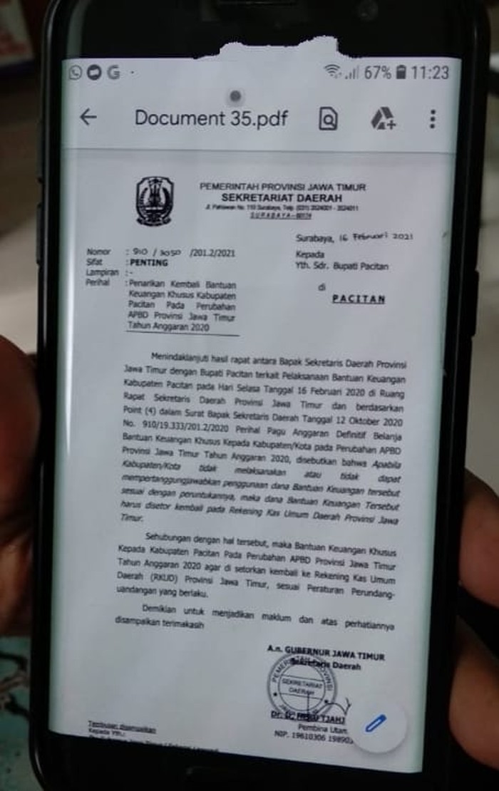 Pemprov Jatim memutuskan menarik dana hibah Bantuan Keuangan Khusus (BKK) yang diberikan kepada Pemkab Pacitan. Penarikan dana itu, sesuai dengan surat No: 910/3050/201.2/2021 yang dilayangkan Pemprov Jatim kepada Pemkab Pacitan.