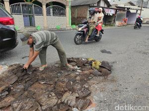 Jalan Berlubang di Sidoarjo Ditambal Pakai Sabut Kelapa Agar Tak Makan Korban