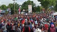 Selain banjir dan jebolnya tanggul Sungai Citarum, video yang menunjukkan kerumunan warga saat Presiden Joko Widodo tiba di Maumere, Sikka, NTT, viral di jagat maya. Pihak Istana Kepresidenan pun memberikan penjelasan. Deputi Bidang Protokol, Pers, dan Media Sekretariat Presiden Bey Machmudin menjelaskan bahwa saat itu warga sudah menunggu rombongan Presiden Jokowi di pinggir jalan. Bey mengatakan masyarakat Maumere spontan menyambut kedatangan Jokowi. Jokowi pun, kata Bey, menyapa masyarakat dari atap mobil. Dok. 20detik.