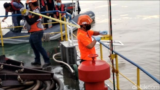 Kapal tongkang yang terbakar dan meledak di dermaga Samarinda tenggelam di Sungai Mahakam. Tim Inafis Polresta Samarinda memasang garis polisi di lokasi (Suriyatman/detikcom)