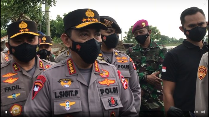 Kapolri Jenderal Listyo Sigit Prabowo tinjau lokasi tanggul jebol di Pebayuran, Kabupaten Bekasi
