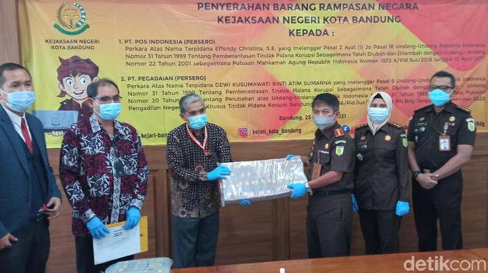 Kejari bandung serahkan uang hasil korupsi ke PT Pos dan Pegadaian
