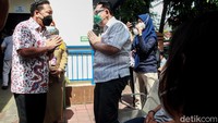 Charles yang hadir dengan memakai masker itu juga sempat menyapa warga yang akan melakukan vaksinasi.