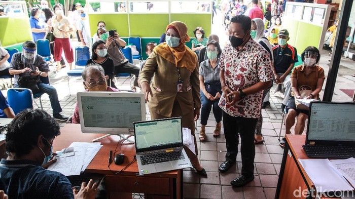Komisi IX DPR Pantau Vaksinasi COVID-19 di Jakarta Wakil Ketua Komisi IX DPR RI Charles Honoris meninjau pelaksanaan vaksinasi Covid-19 kategori lansia di RSUD Kembangan, Jakarta Barat, Selasa (23/2/2021).