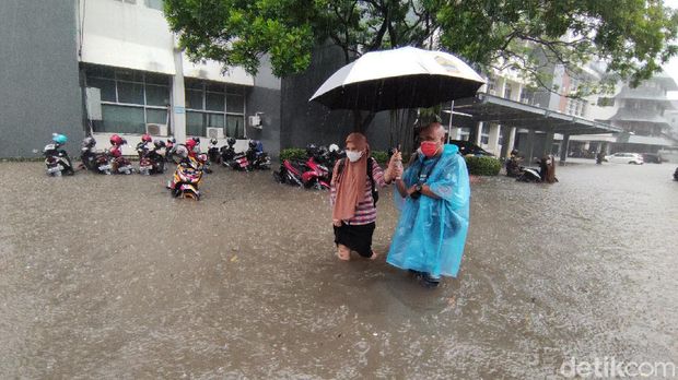 Kompleks kantor Gubernur Jawa Tengah (Jateng) di Kota Semarang kebanjiran, Selasa (23/2/2021) sore.