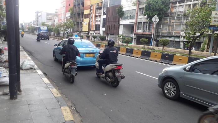 Kondisi lalu lintas di Jalan Pintu Besar Selatan menjelang Kawasan LEZ Kota Tua Jakarta.