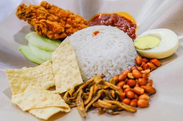 Lulus Kuliah, Wanita Cantik Ini Pilih Jualan Nasi Lemak di Pinggir Jalan