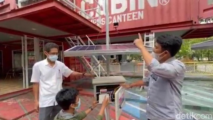 Mahasiswa UMI Makassar merakit penguat sinyal dan access point untuk dikirim ke dua dusun di Majene Sulbar untuk kebutuhan komunikasi warga terdampak gempa (Ibnu Munsir/detikcom)