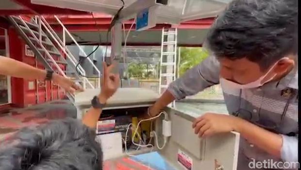 Mahasiswa UMI Makassar merakit penguat sinyal dan access point untuk dikirim ke dua dusun di Majene Sulbar untuk kebutuhan komunikasi warga terdampak gempa (Ibnu Munsir/detikcom)