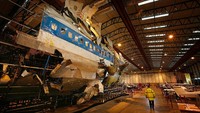 Untuk keperluan investigasi, puing-puing pesawat ini kemudian dirangkai di sebuah gudang di Farnborough, Inggris. Getty Images/Peter Macdiarmid  