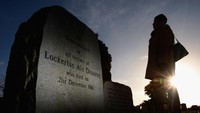 Seorang warga mengunjungi Lockerbie Memorial di Lockerbie, Skotlandia selatan. Getty Images/Jeff J Mitchell  