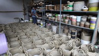 Kerajinan berbahan serat alam itu dijual dengan harga mulai dari Rp 50 ribu hingga Rp 2 juta per set.