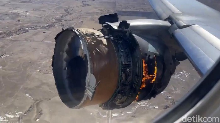 Mesin Boeing 777 Terbakar di Udara In this image taken from video, the engine of United Airlines Flight 328 is on fire after after experiencing