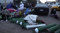 Ratusan orang tertidur di jalan dengan belasan kardus atau berlindung di tenda kecil yang mereka bawa selama berhari-hari sambil menanti dengan cemas pasokan oksigen untuk diisi ulang.  