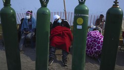 Warga Peru rela mengantre siang dan malam hingga tidur di jalan demi mendapatkan stok tabung oksigen untuk keluarga mereka yang terinfeksi virus Corona.
