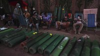 Antrean orang-orang di Kota El Callao, dekat ibu kota Lime, Peru mengular siang malam selama berhari-hari untuk mendapatkan tabung oksigen demi anggota keluarga yang terpapar virus Corona.  