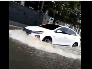 Mobil Listrik Nekat Terjang Banjir di Jakarta, Masih Aman?