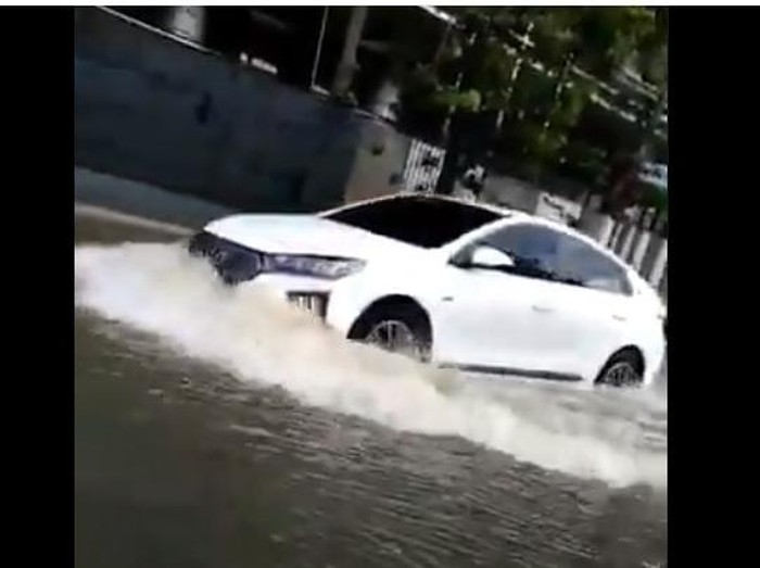 660 Mobil Listrik Kena Banjir Gratis Terbaru