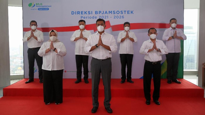 Momen Pelantikan Jajaran Direksi BPJS Ketenagakerjaan Presiden Joko Widodo (Jokowi) telah melantik jajaran Direksi BPJS Ketenagakerjaan atau BPJAMSOSTEK periode 2021-2026 di Istana Negara.