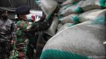 Momen TNI AL Salurkan Bantuan Korban Banjir Bekasi-Karawang