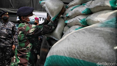 Momen TNI AL Salurkan Bantuan Korban Banjir Bekasi-Karawang