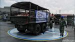 Momen TNI AL Salurkan Bantuan Korban Banjir Bekasi-Karawang