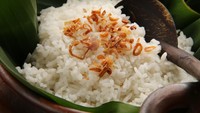 Nasi uduk Betawi yang harum aroma serai bisa dibuat dengan rice cooker. Bisa memakai santan segar atau instan. Supaya hasilnya pulen, ikutu cara membuatnya di resep ini. Foto: iStock