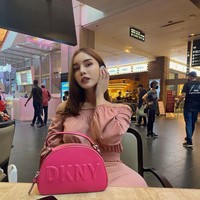 Nama Nur Sajat dikenal publik Indonesia karena pernah jadi teman duet Lucinta Luna. Keduanya berkolaborasi menyanyikan single Bobo di Mana. Foto: Instagram/@nursajat23