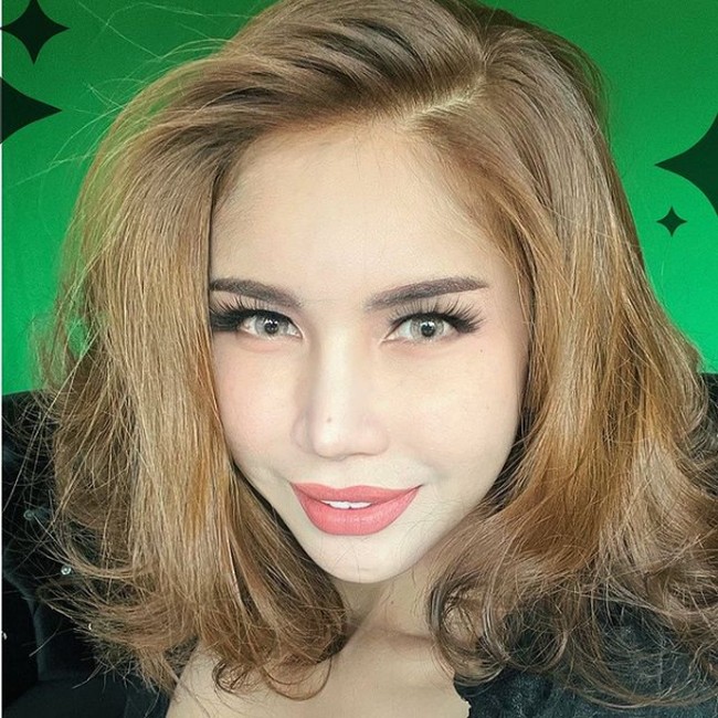 Nur Sajat seharusnya dijadwalkan hadir di pengadilan pada pukul 09.00 pagi tapi mangkir hingga waktu sidang selesai. Pengacara Nur Sajat, Zuri Zabuddin, menyatakan bahwa proses persidangan akan ditangguhkan hingga 1 Juni 2021. Foto: Instagram/@nursajat23