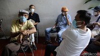 Para lansia mengantre dengan menerapkan protokol kesehatan seperti memakai masker dan jaga jarak.