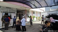 Vaksinasi untuk lansia di Puskesmas Pondok Pinang mendapat penjagaan dari Satpol PP. Mereka bertugas mengatur para lansia yang akan melakukan vaksinasi.