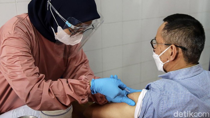 Oma Opa Mulai Divaksinasi COVID-19 Vaksinasi COVID-19 mulai dilakukan kepada kelompok lansia di DKI Jakarta. Salah satu lokasi pemberian vaksin berada di Puskesmas Pondok Pinang, Jaksel.