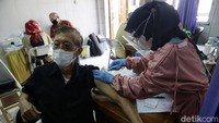 Tim medis melakukan vaksinasi COVID-19 kepada para lansia di Puskesmas Pondok Pinang, Jakarta Selatan, Selasa (24/2/2021). 