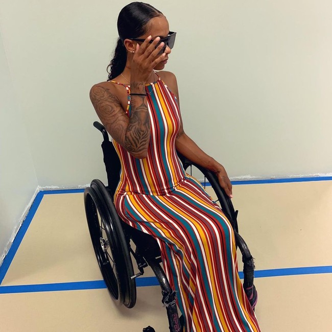 Pada 2017, sang influencer mengalami kecelakaan yang membuatnya lumpuh. Diyakini dia mengalami penembakan yang mengenai bagian kakinya. Foto: Instagram/@parissky_