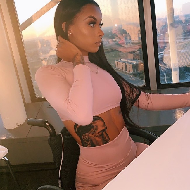 Paris kini juga menginspirasi dengan menjalani bisnis online. Paris merilis bodysuit dan bulu mata palsu. Foto: Instagram/@parissky_