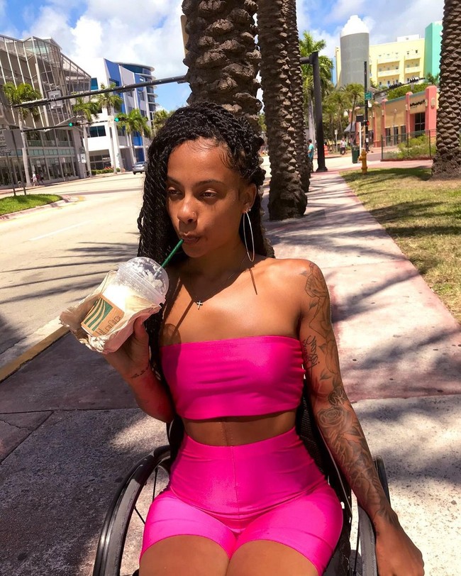 Banyak unggahan tentang cerita kecelakaan yang telah dihapus dari feed-nya. Tampaknya, Paris tidak ingin mendramatisir kondisinya dan fokus dengan masa depan. Foto: Instagram/@parissky_