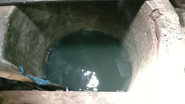 Penampakan sumur warga Dukuh Tanggulangin, Desa Jati Wetan Kudus yang airnya berwarna hitam dan berbau busuk, Selasa (23/2/2021)