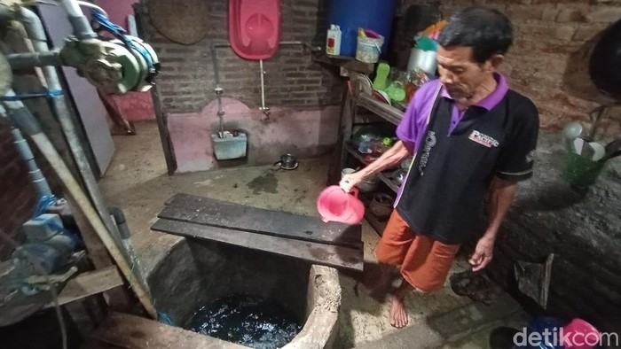 Penampakan sumur warga Dukuh Tanggulangin, Desa Jati Wetan Kudus yang airnya berwarna hitam dan berbau busuk, Selasa (23/2/2021)