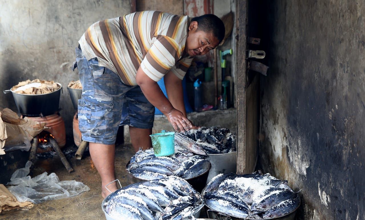 Pengolahan ikan pindang di Desa Cukanggenteng, Kecamatan Pasir Jambu, Kabupaten Bandung.