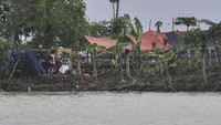 Sekitar 8.000 warga telah mengungsi, namun masih ada sejumlah warga lainnya yang nekat bertahan di dekat tanggul. ANTARA FOTO/Fakhri Hermansyah  