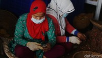 Mereka bekerja mulai pukul 8.00 WIB hingga 14.00 WIB.