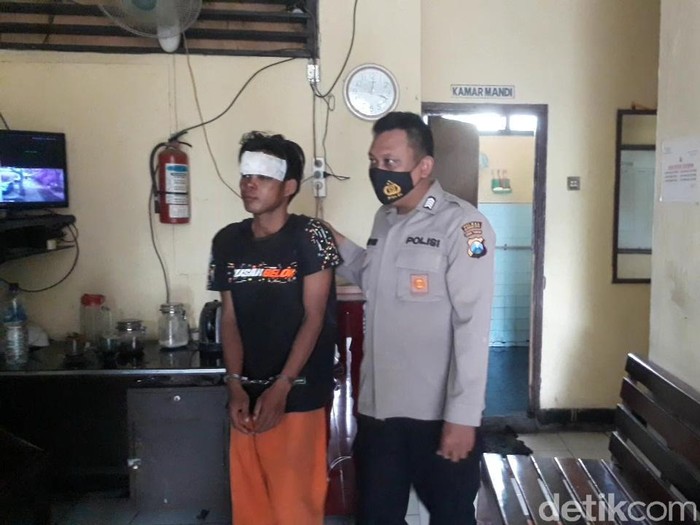 Gadis di Pasuruan mengejar dan menabrak pria bermotor yang menjambret HP-nya.