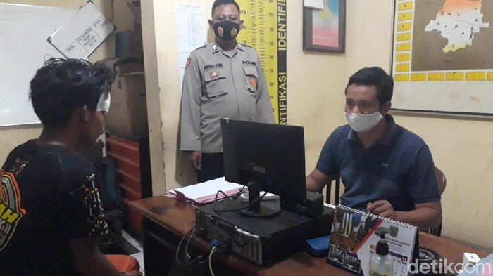 Gadis di Pasuruan mengejar dan menabrak pria bermotor yang menjambret HP-nya.