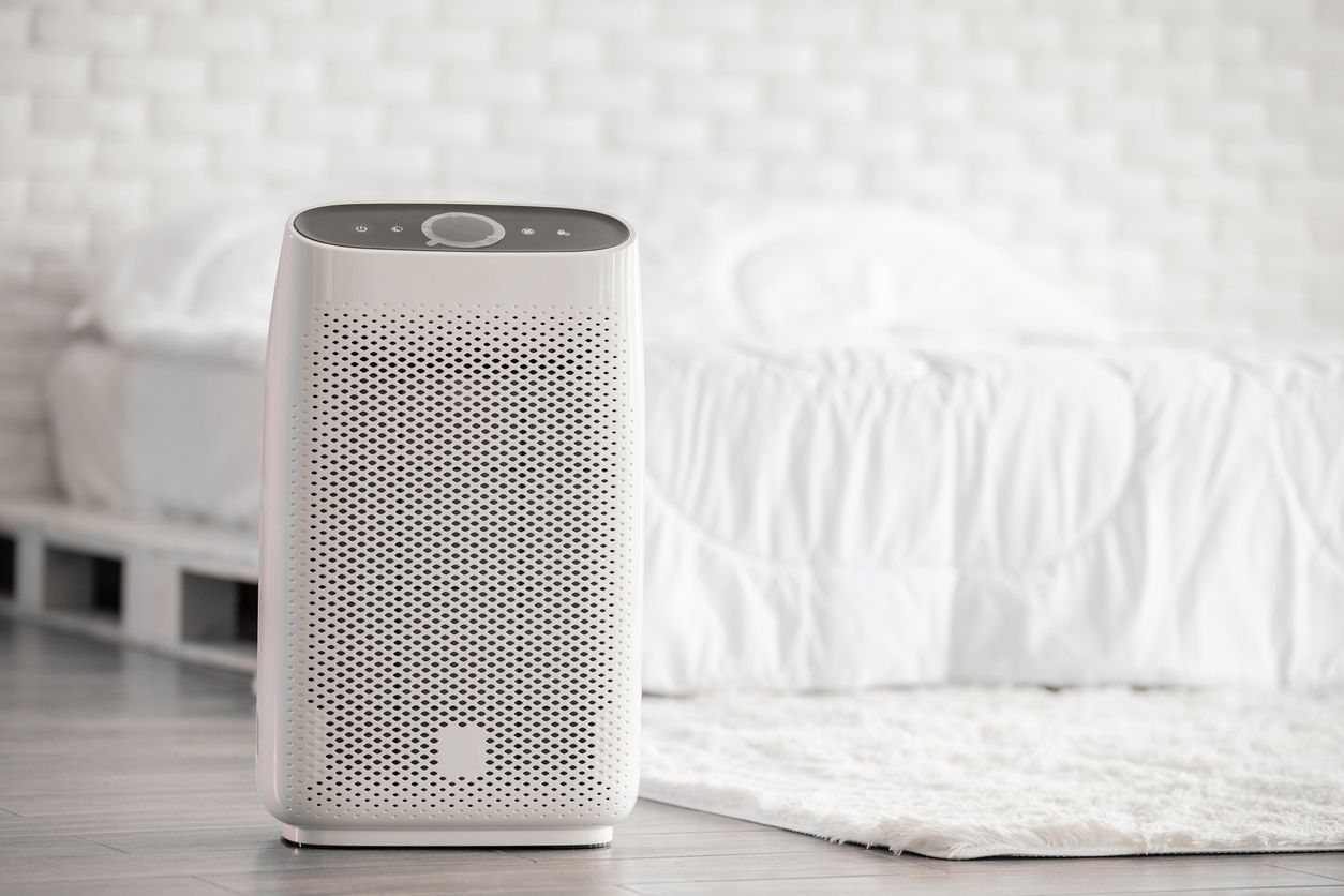 Perbedaan Diffuser, Humidifier, dan Purifier Air purifier in cozy white bed room for filter and cleaning removing dust PM2.5 HEPA in home,for fresh air and healthy life,Air Pollution Concept